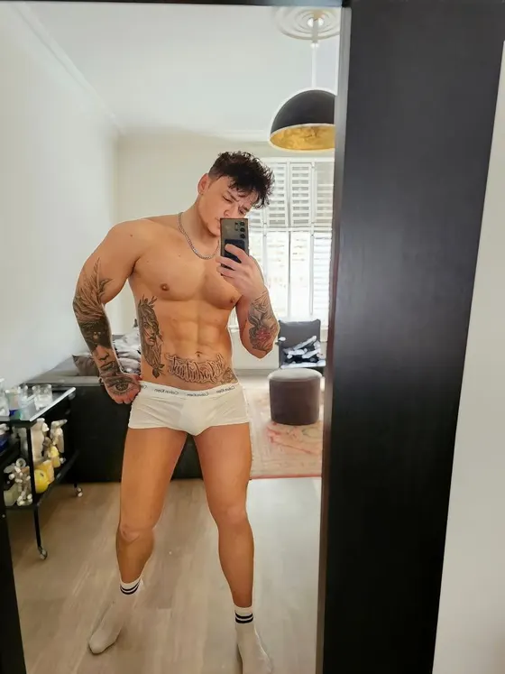 Enzo, male escort in Dubai โ photo 4