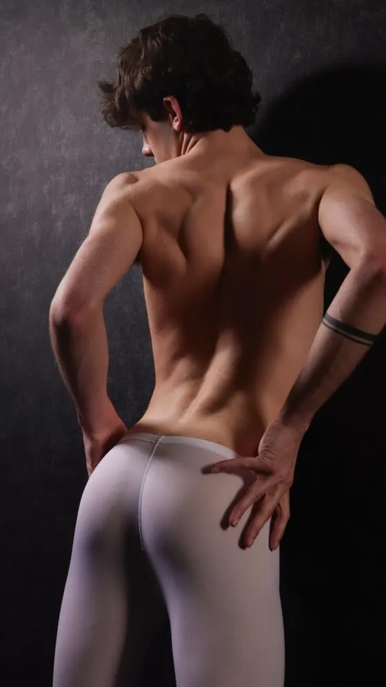 Julian, male escort in Dubai โ photo 13