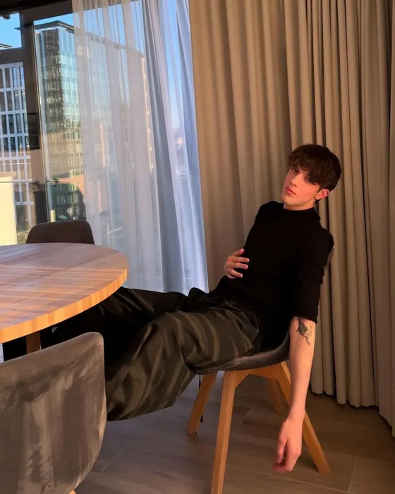 Julian, male escort in Dubai โ photo 2