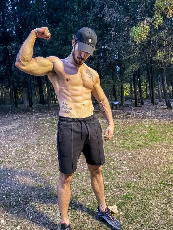 Theo, male escort in Dubai โ photo 14