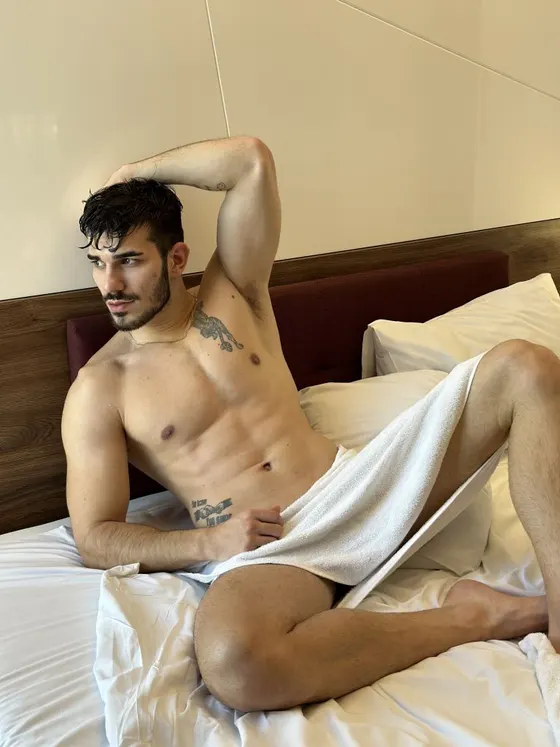 Theo, male escort in Dubai โ photo 4