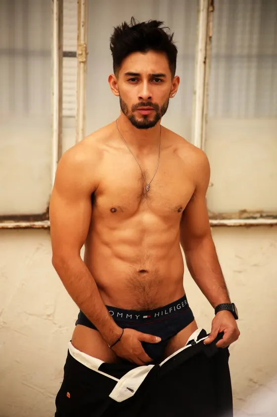Theo, male escort in Dubai โ photo 8