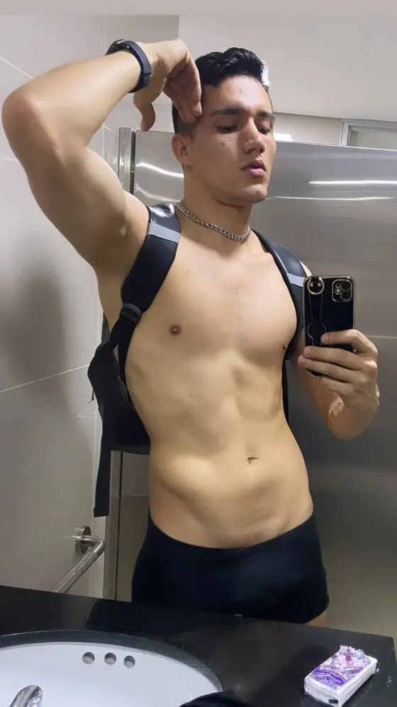 Victor, male escort in Dubai โ photo 4