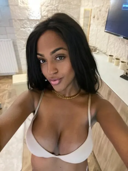 Camila, Brazilian trans escort in Dubai โ photo 13