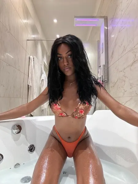 Camila, Brazilian trans escort in Dubai โ photo 17