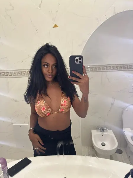 Camila, Brazilian trans escort in Dubai โ photo 3
