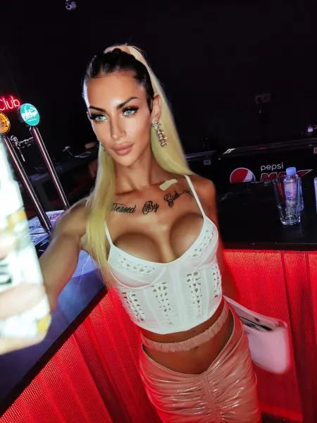 Gia, Brazilian trans escort in Dubai โ photo 10