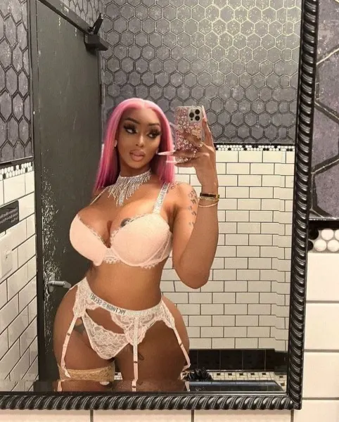 Isabella, Brazilian trans escort in Dubai โ photo 13