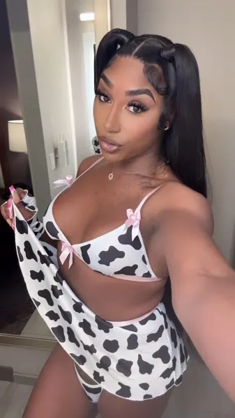 Larissa, Brazilian trans escort in Dubai — photo 11